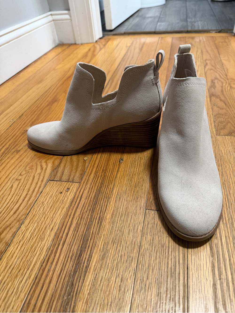 NWOT Tom’s Kallie Suede Wedge Booties